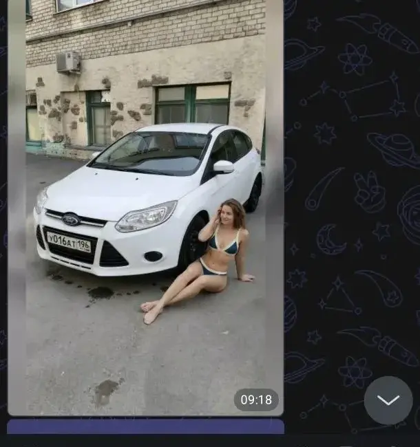 Шуточный кадр: девушка в бикини рядом с авто